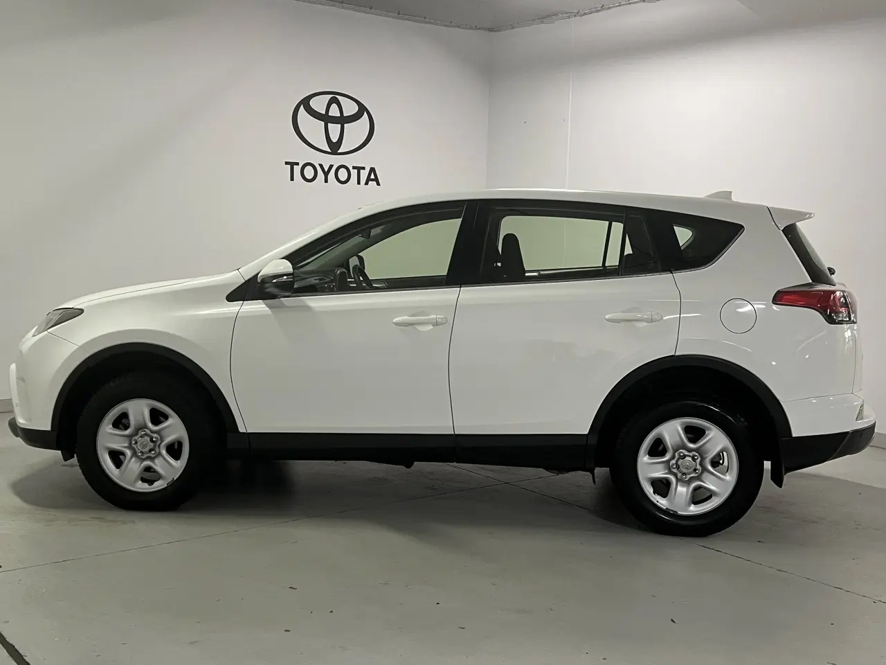 2017 TOYOTA RAV4 Gallery Image 9