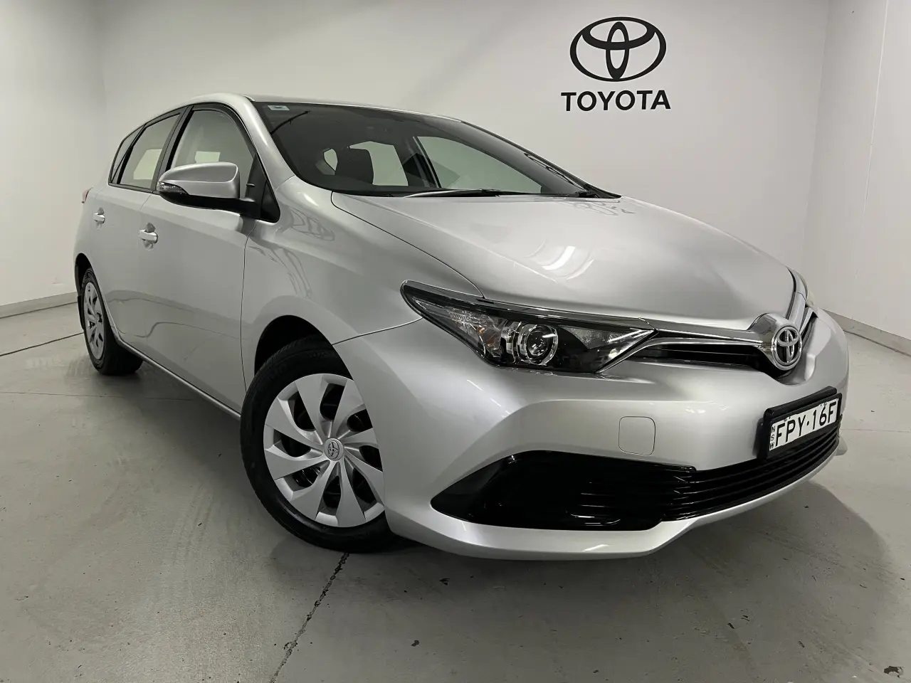 2015 TOYOTA COROLLA Gallery Image 1
