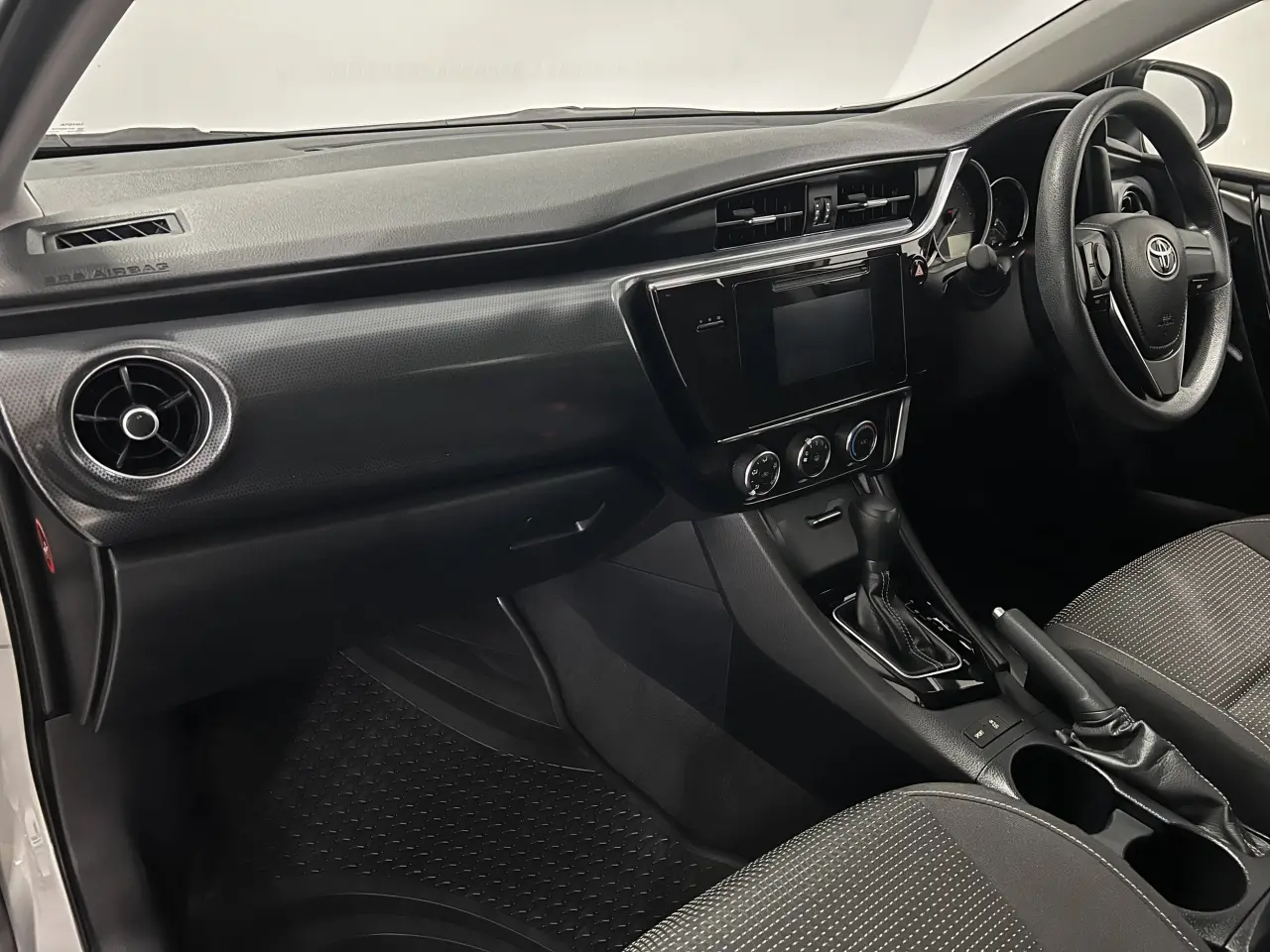2015 TOYOTA COROLLA Gallery Image 15