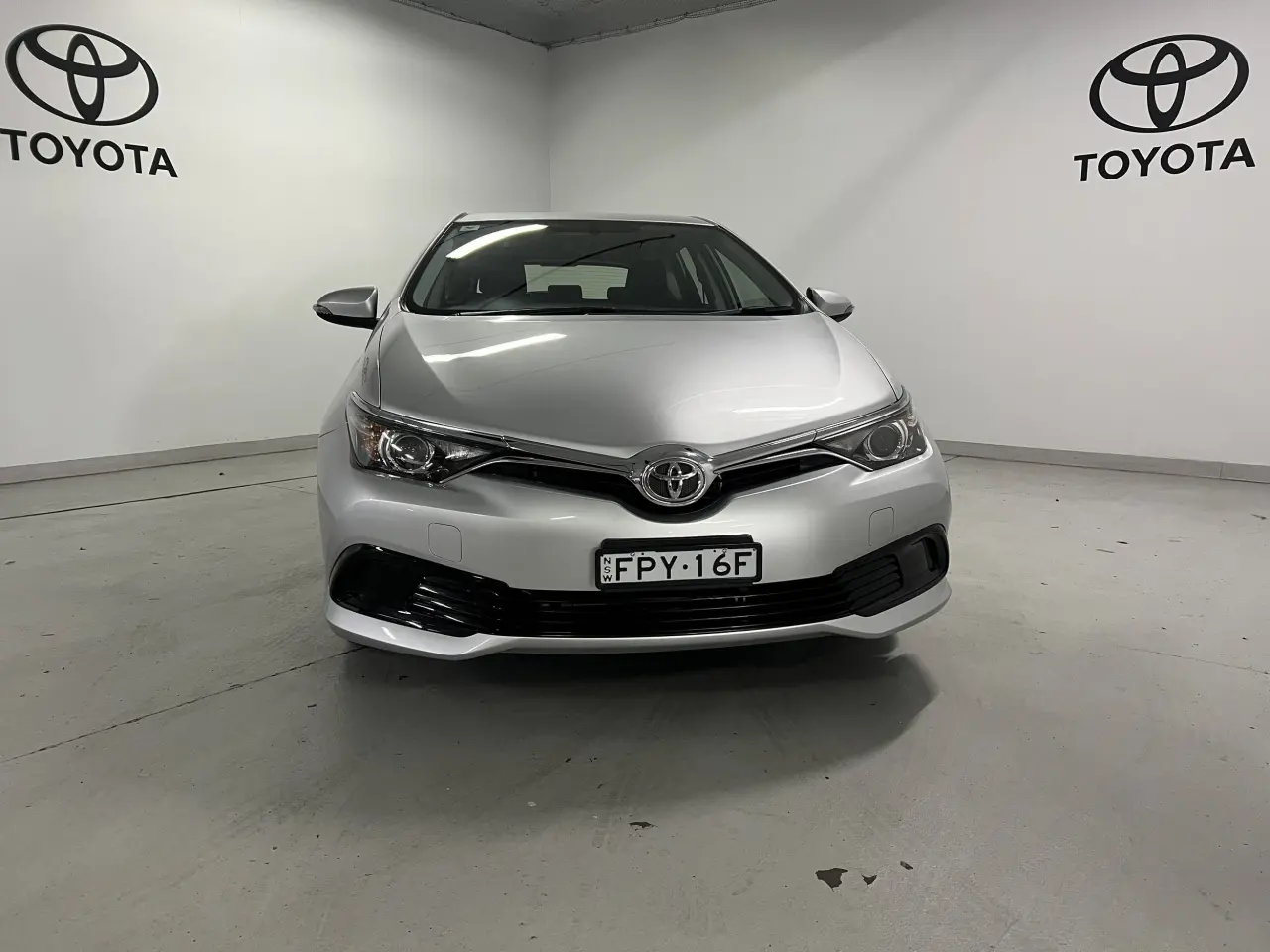 2015 TOYOTA COROLLA Gallery Image 2