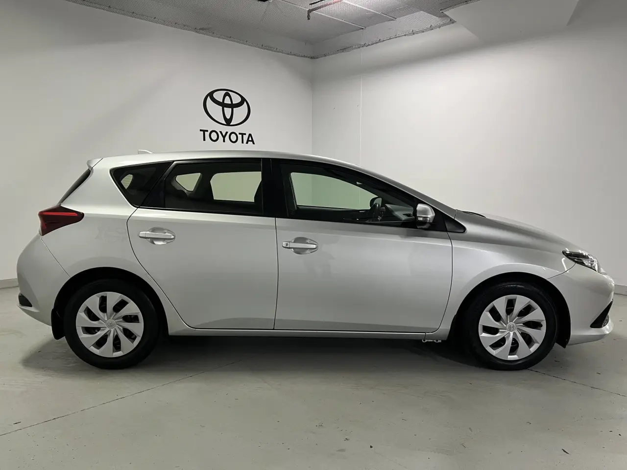 2015 TOYOTA COROLLA Gallery Image 4