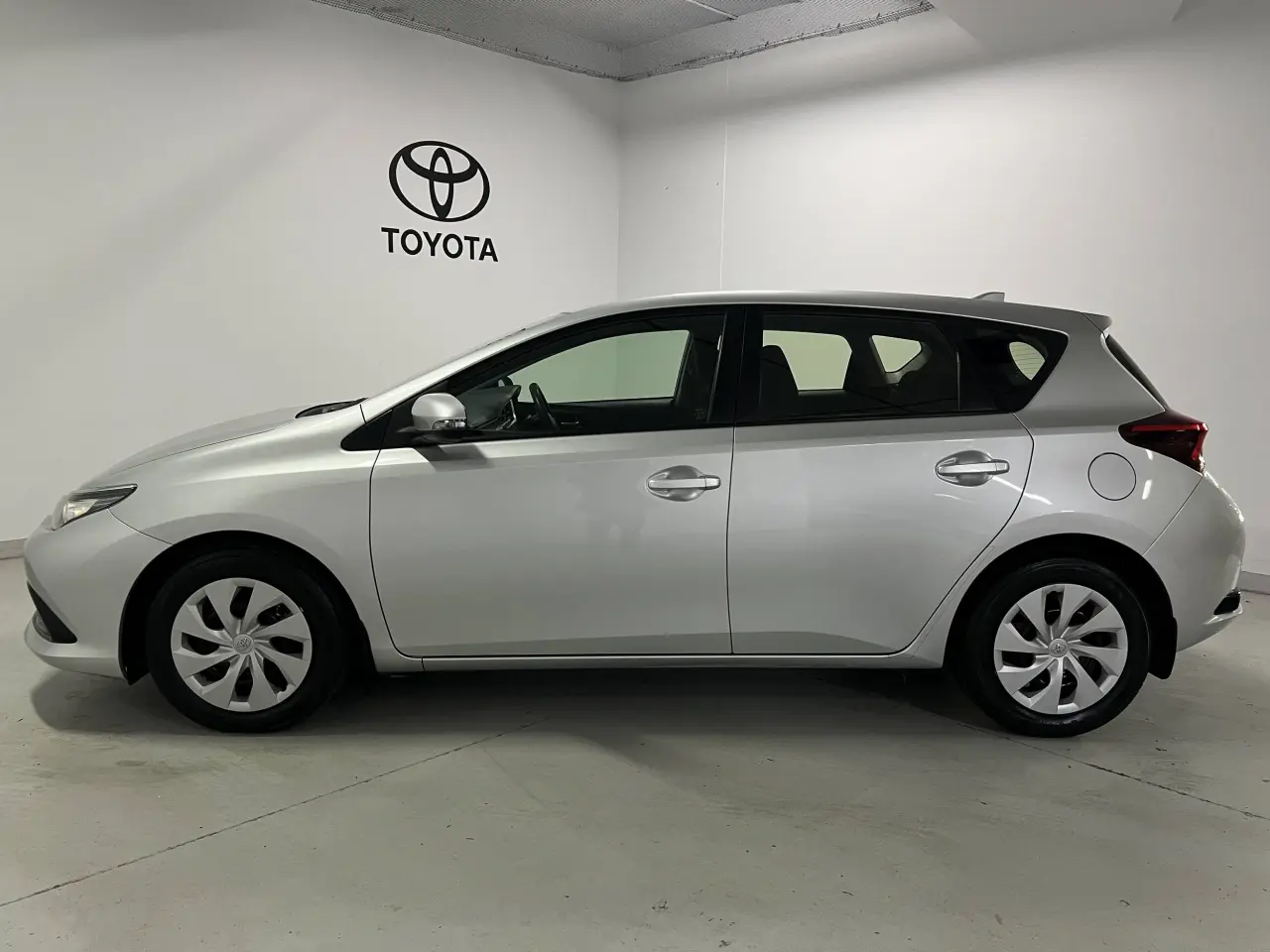 2015 TOYOTA COROLLA Gallery Image 9