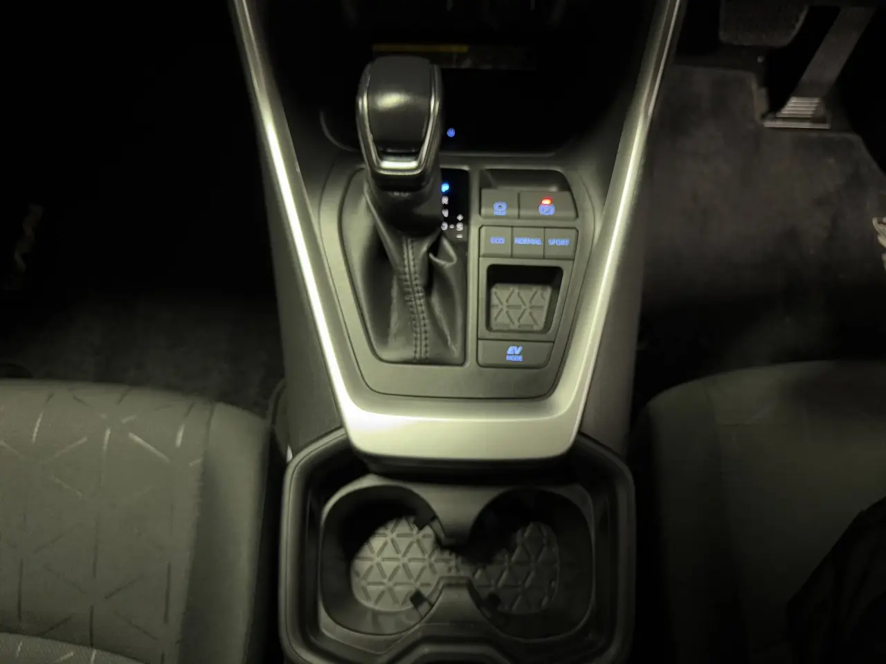 2020 TOYOTA RAV4 HYBRID Gallery Image 19