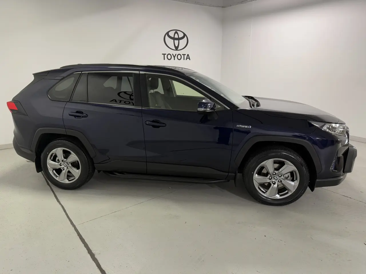 2020 TOYOTA RAV4 HYBRID Gallery Image 4
