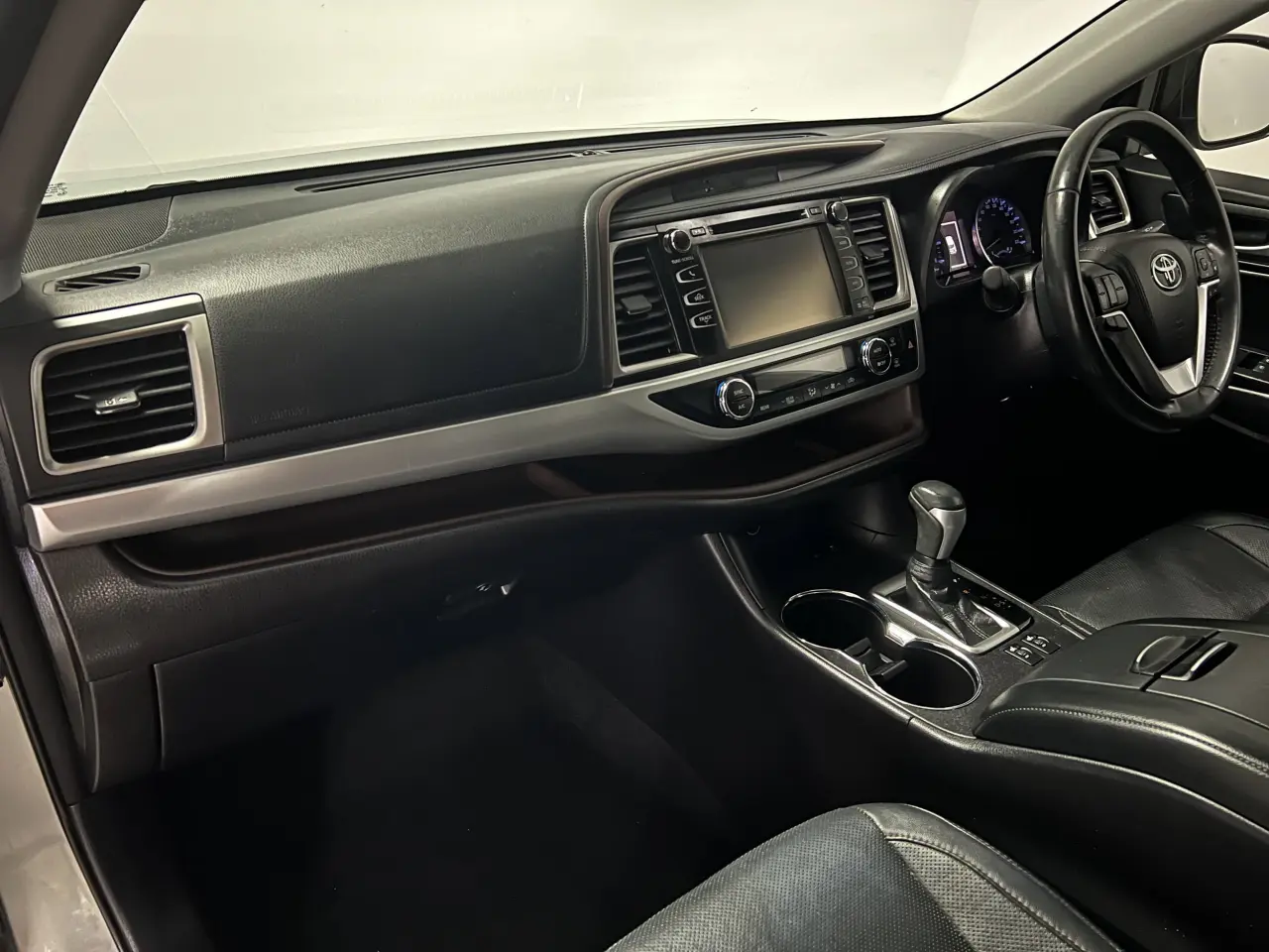 2018 TOYOTA KLUGER Gallery Image 15