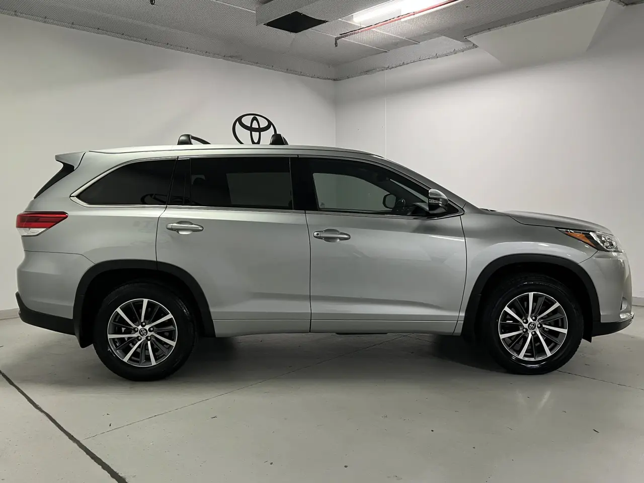 2018 TOYOTA KLUGER Gallery Image 4