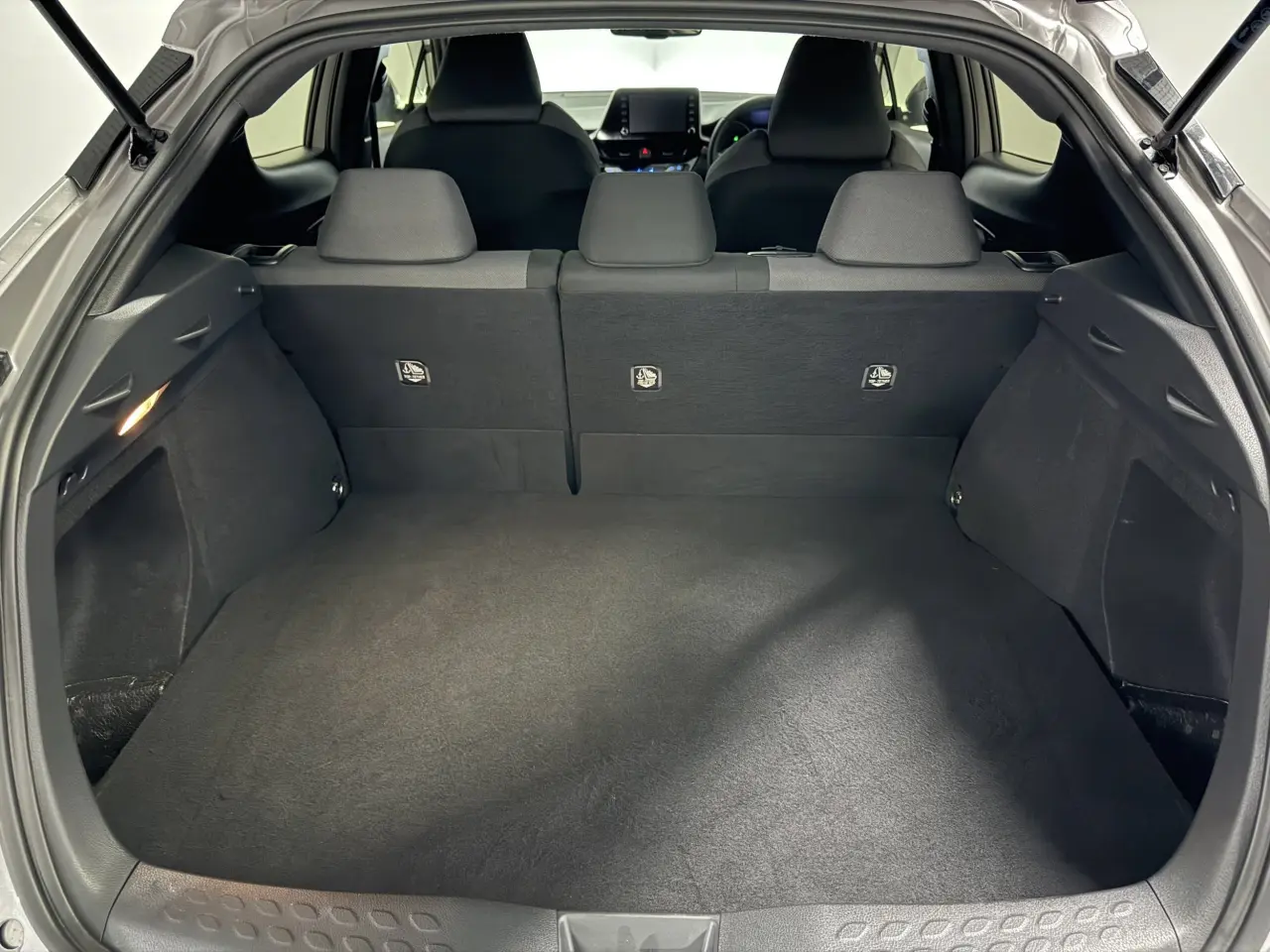 2020 TOYOTA C-HR Gallery Image 11