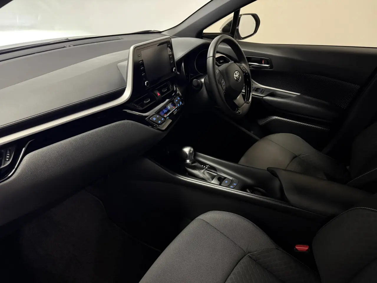 2020 TOYOTA C-HR Gallery Image 12
