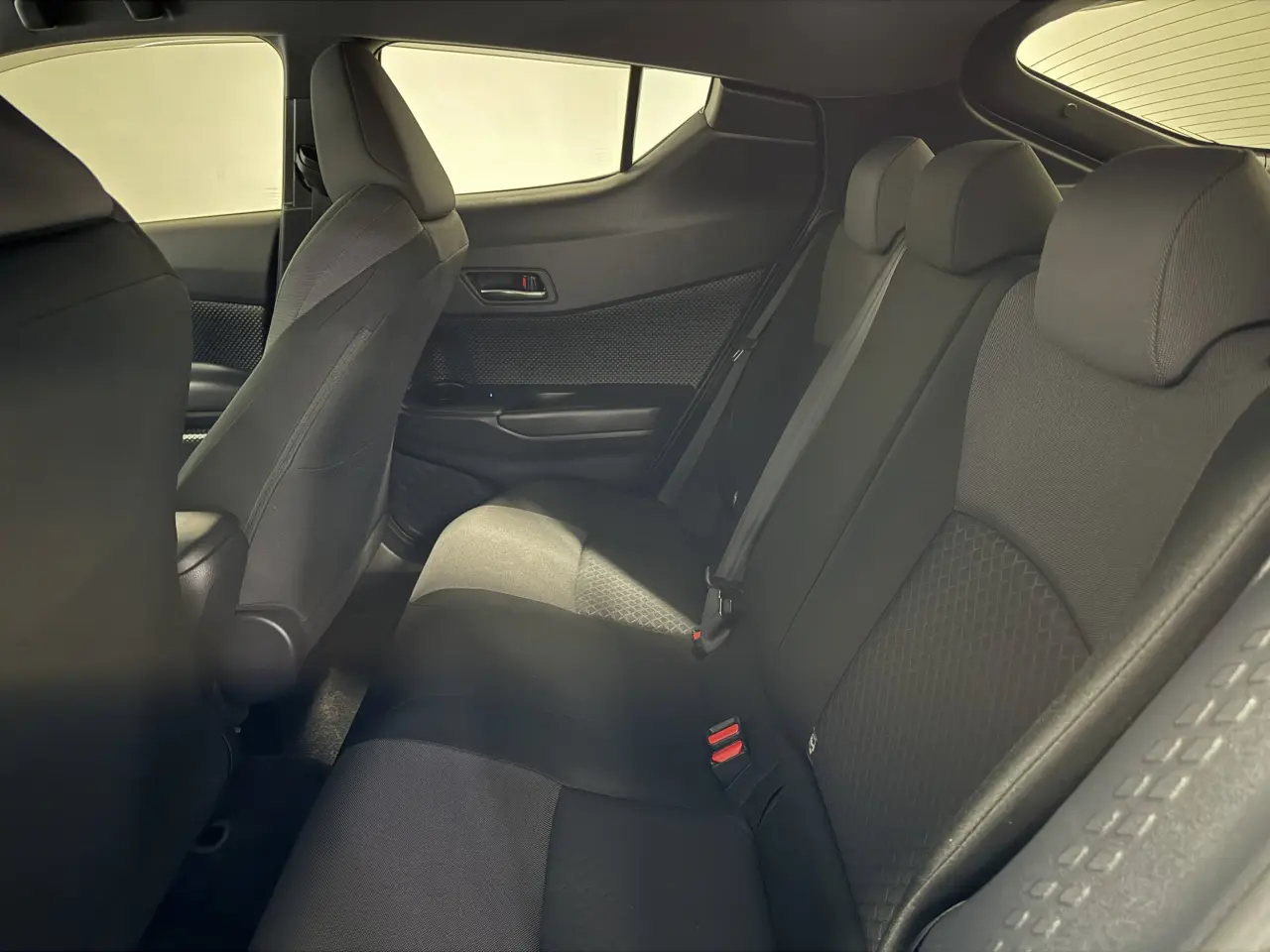 2020 TOYOTA C-HR Gallery Image 13