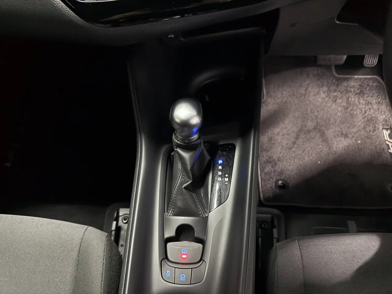 2020 TOYOTA C-HR Gallery Image 17