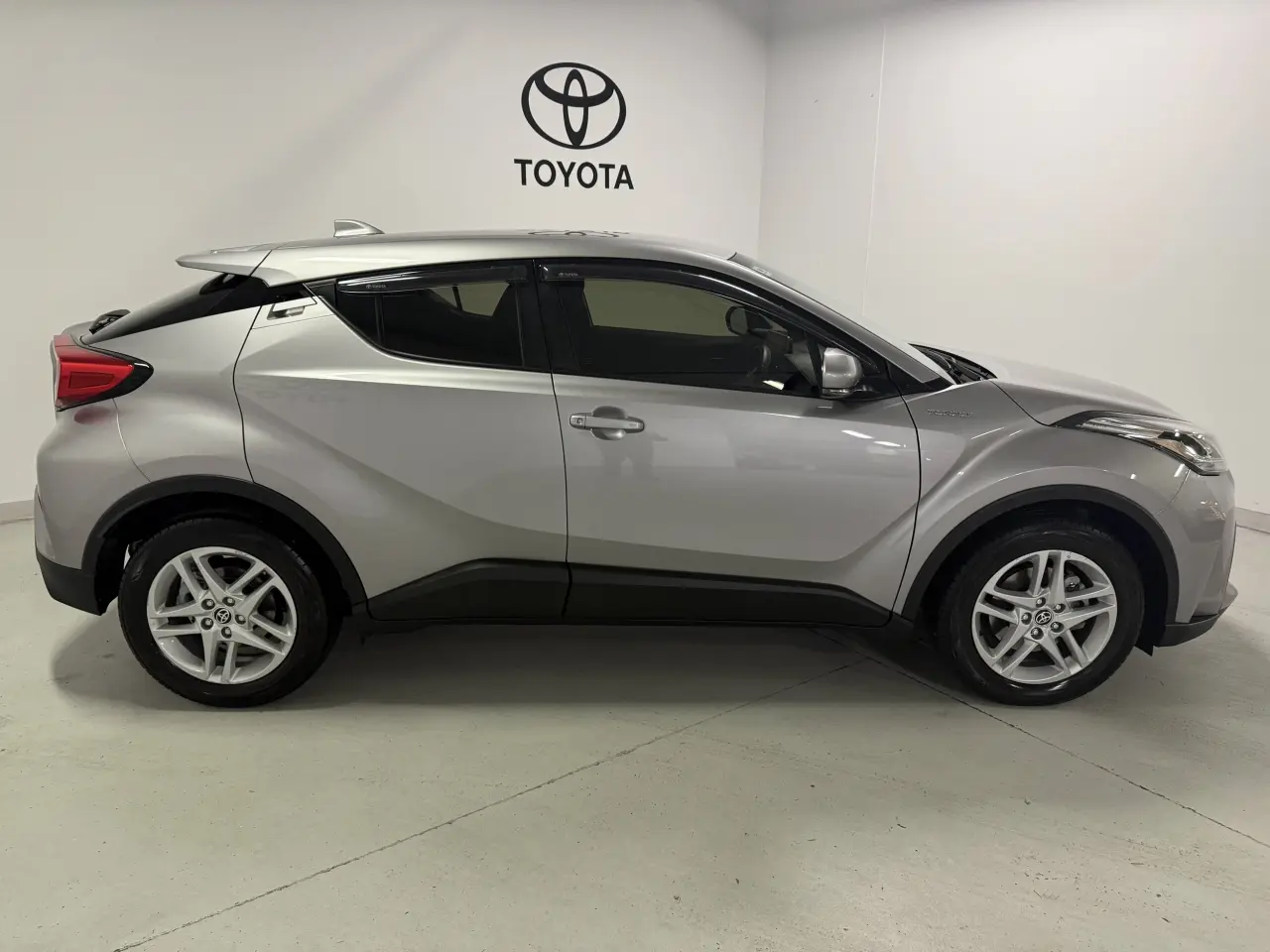 2020 TOYOTA C-HR Gallery Image 4