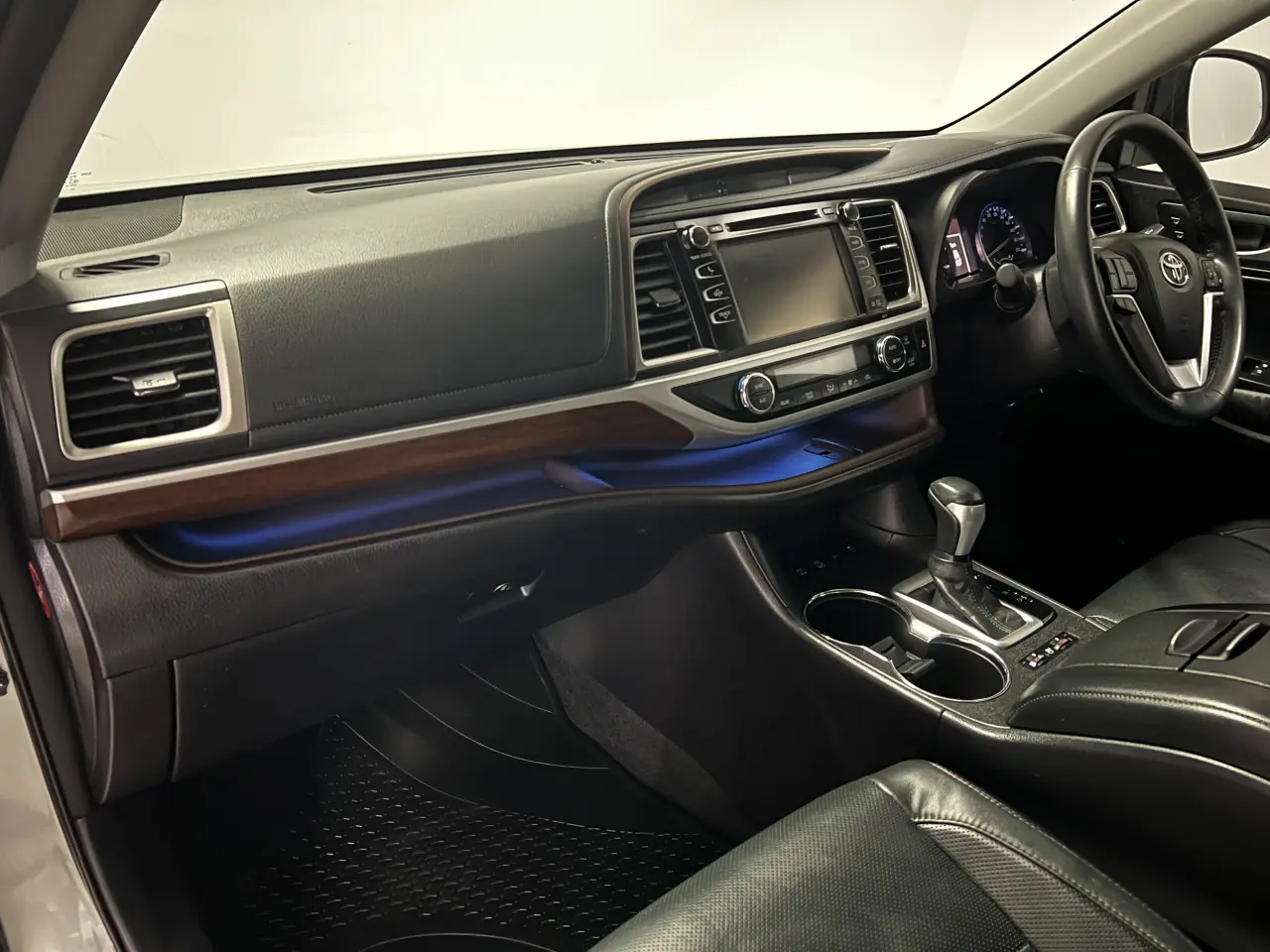 2016 TOYOTA KLUGER Gallery Image 15