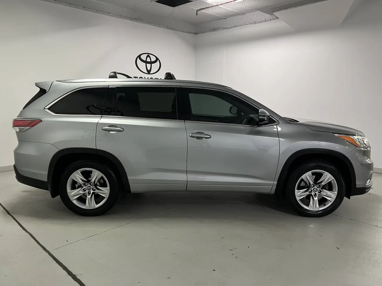 2016 TOYOTA KLUGER Gallery Image 4
