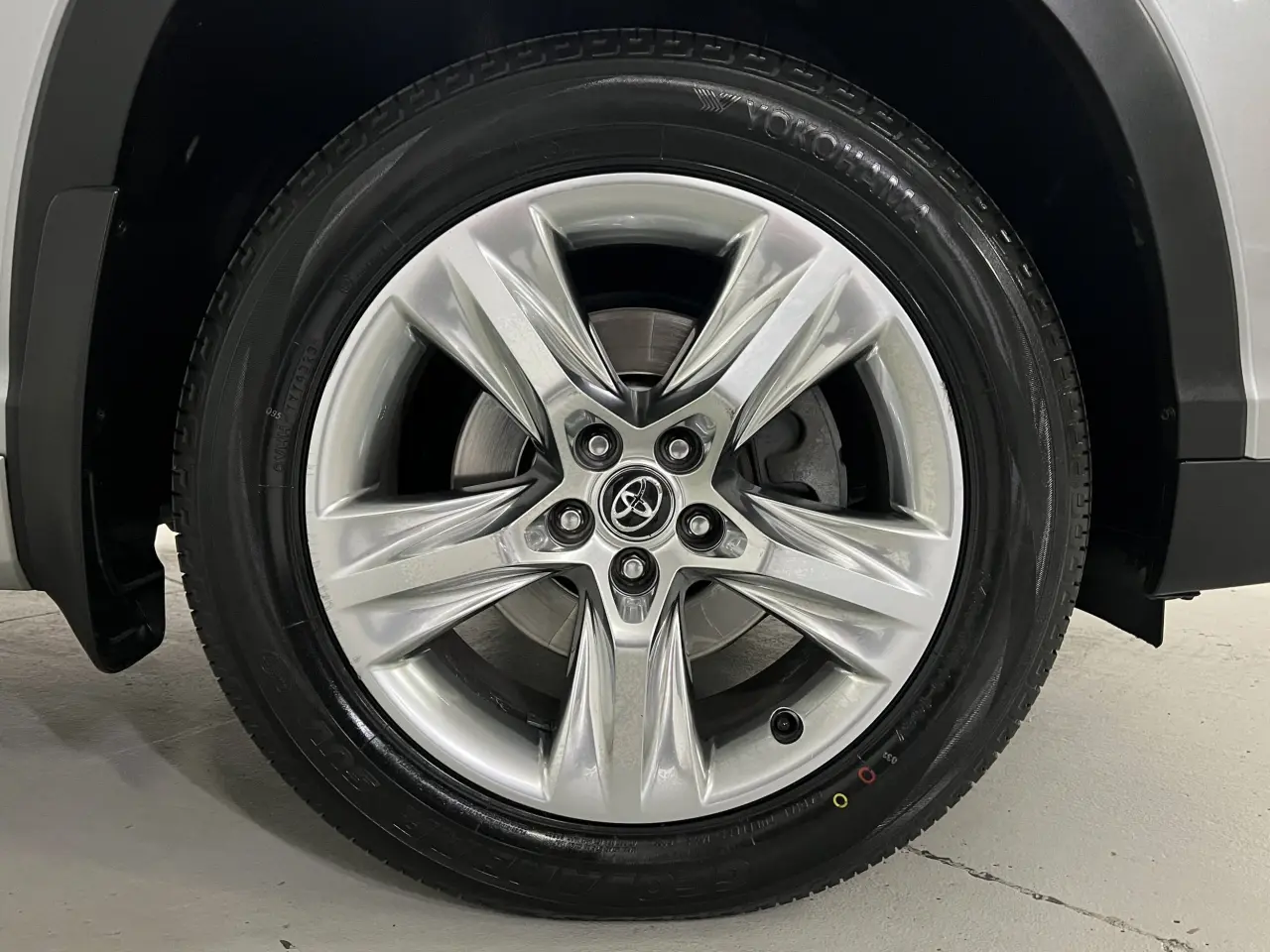 2016 TOYOTA KLUGER Gallery Image 5