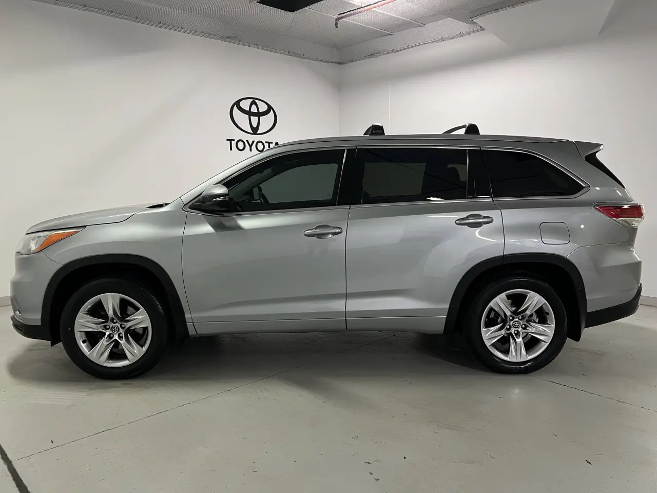 2016 TOYOTA KLUGER Gallery Image 9