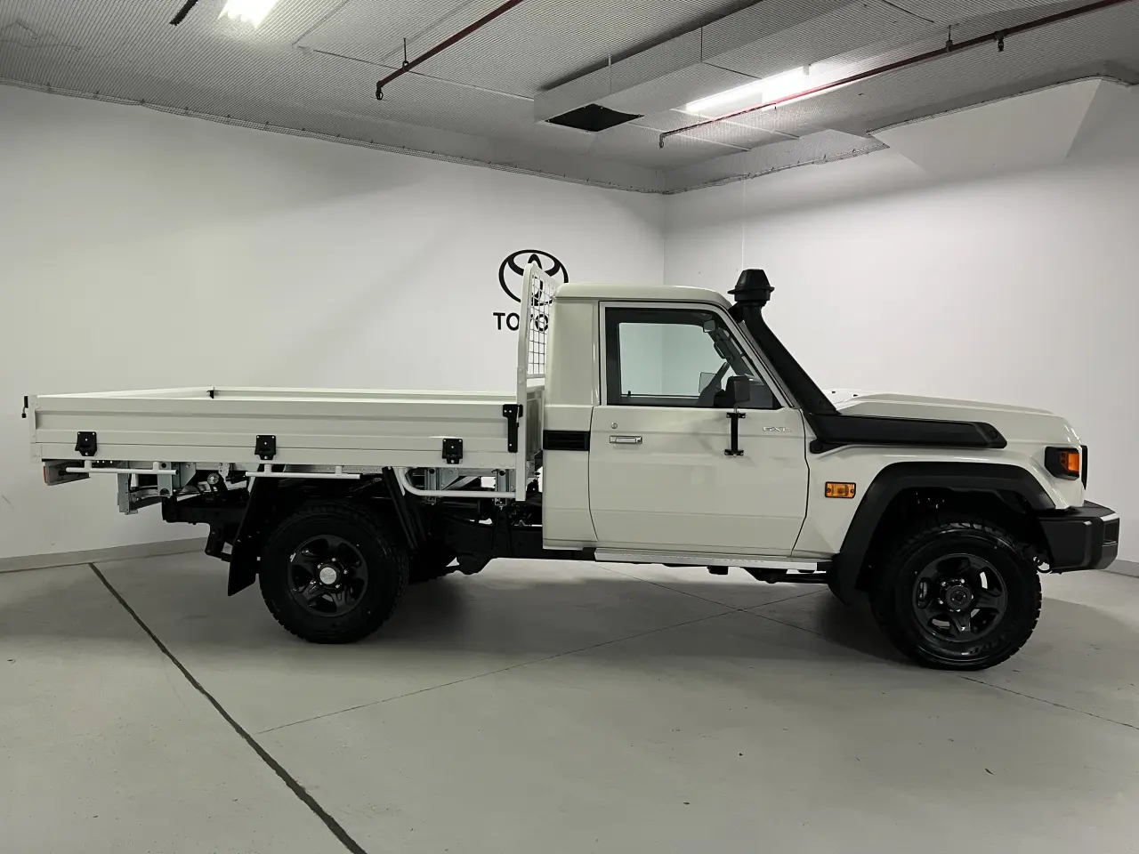 2025 TOYOTA LC MILITARY Gallery Image 4