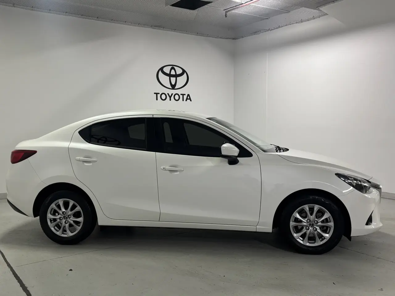 2017 MAZDA MAZDA2 Gallery Image 4