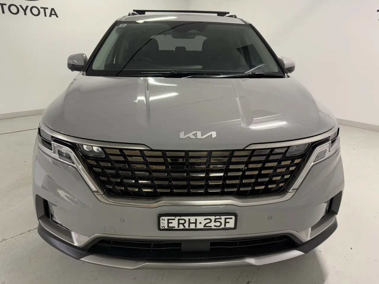 2022 KIA CARNIVAL Gallery Image 3