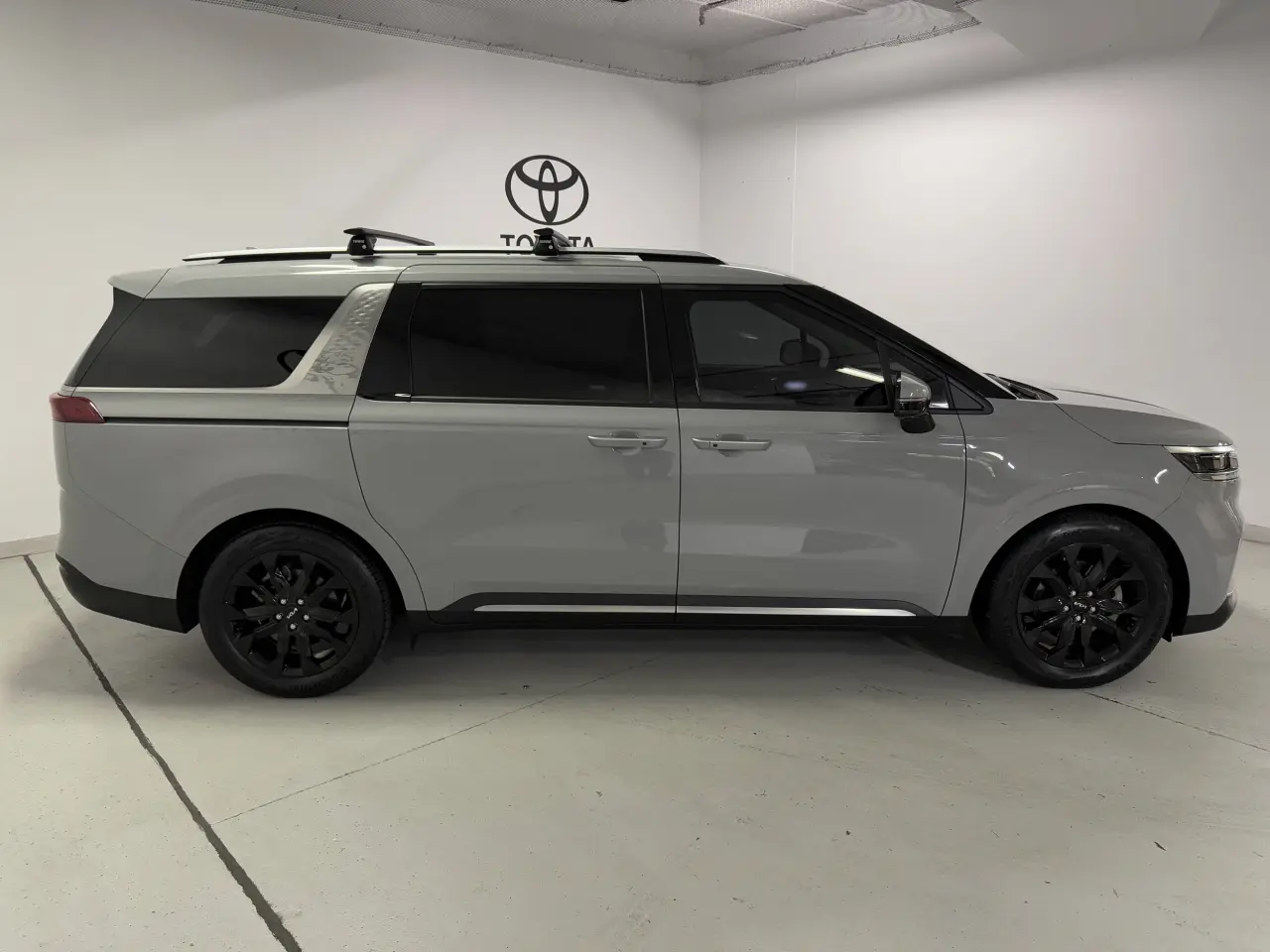 2022 KIA CARNIVAL Gallery Image 4