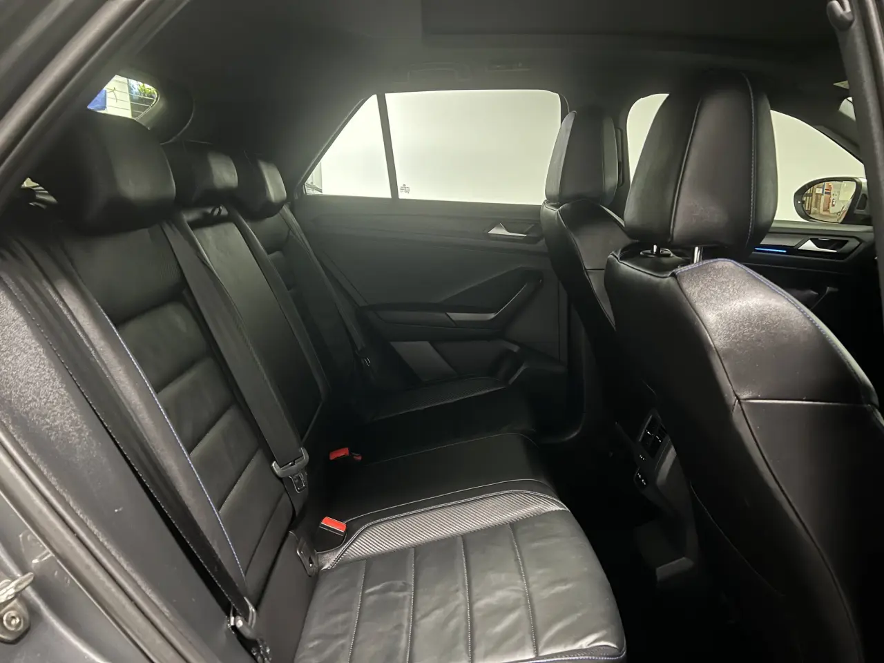 2022 VOLKSWAGEN T-ROC Gallery Image 11