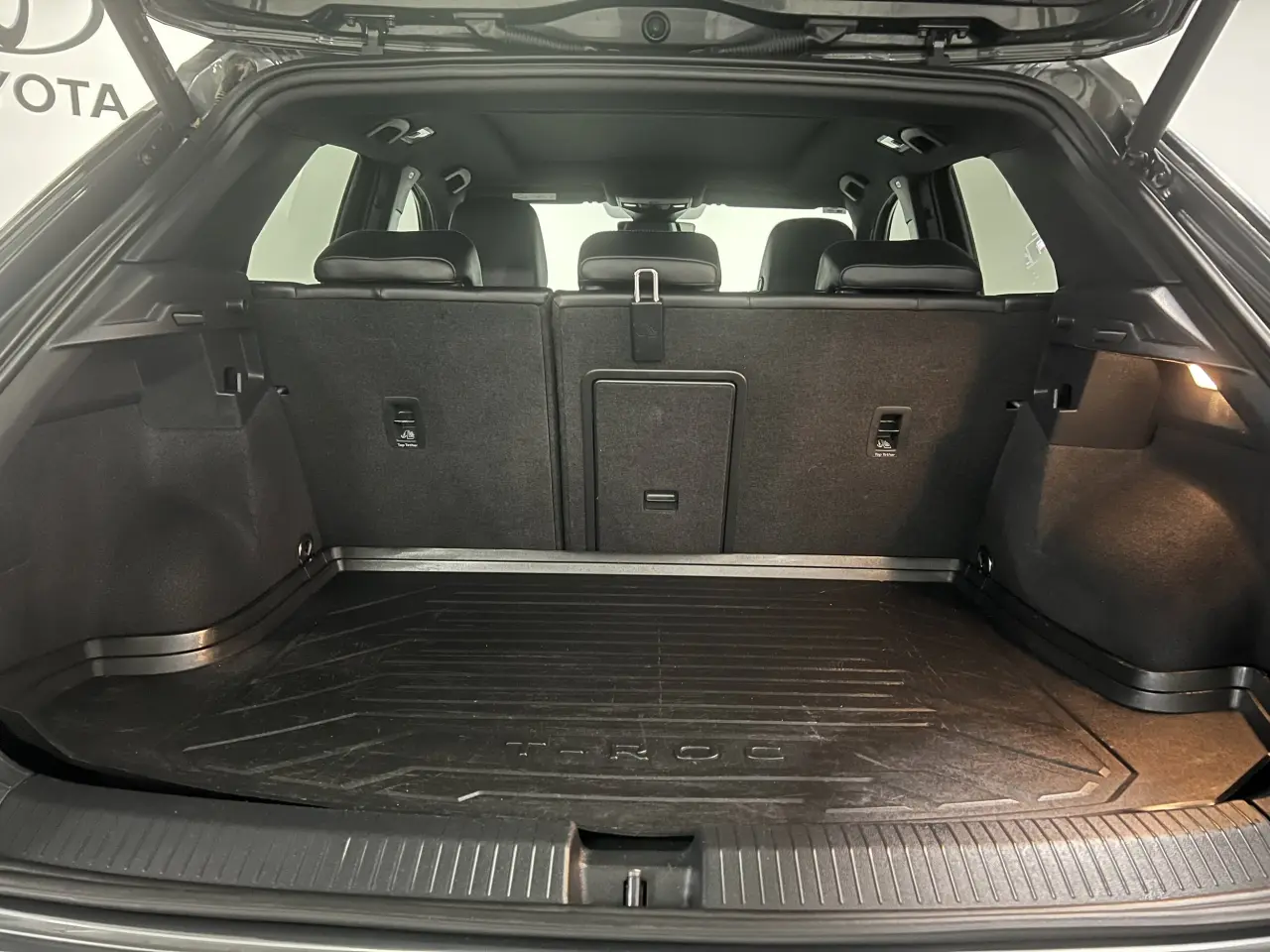 2022 VOLKSWAGEN T-ROC Gallery Image 12