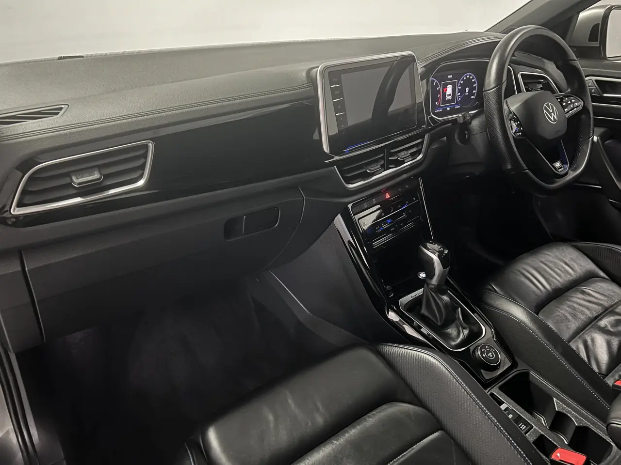 2022 VOLKSWAGEN T-ROC Gallery Image 14