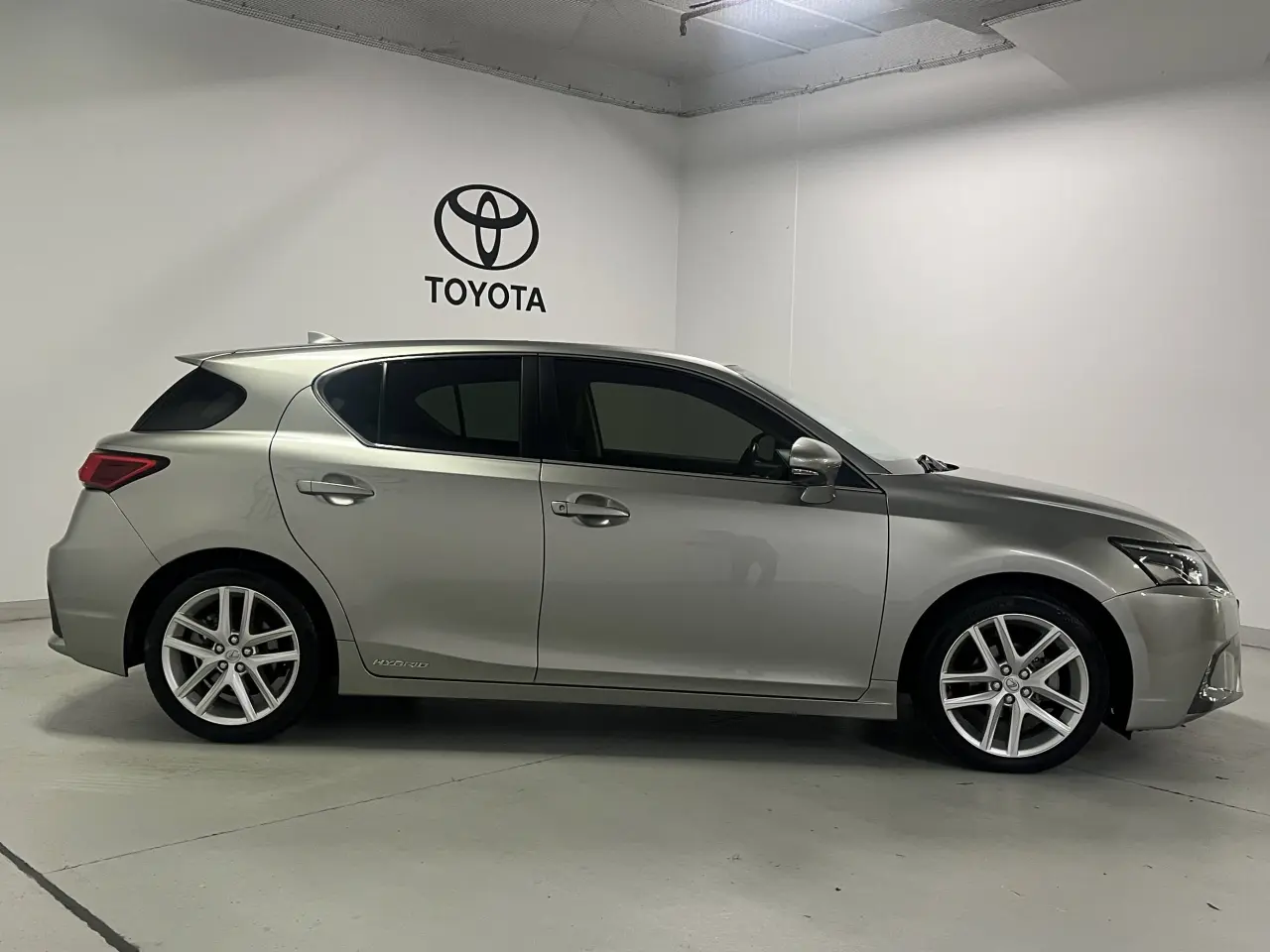 2017 LEXUS CT 200H. HYBRID Gallery Image 4