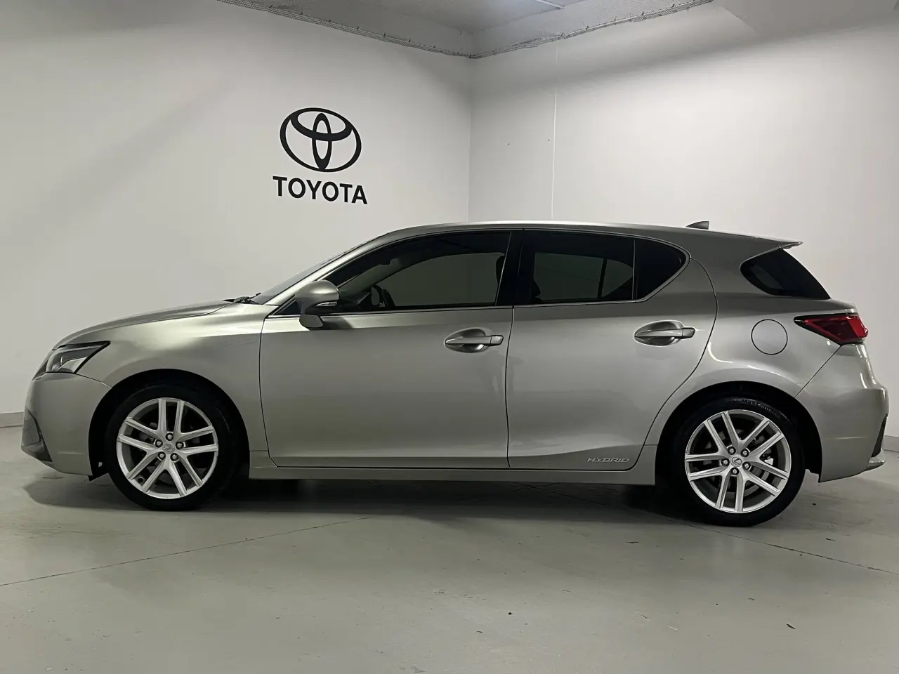 2017 LEXUS CT 200H. HYBRID Gallery Image 9