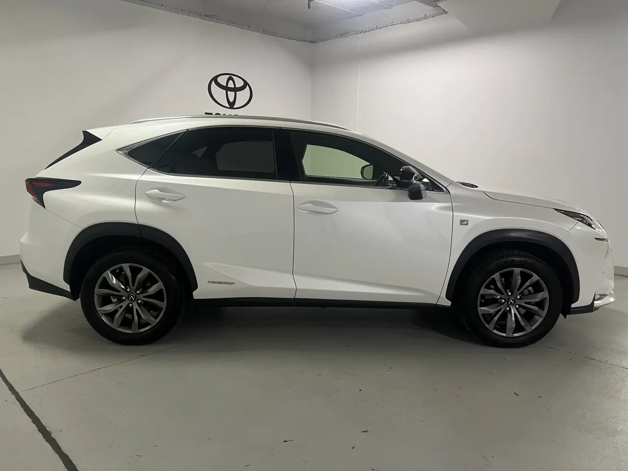 2015 LEXUS NX300H Gallery Image 4