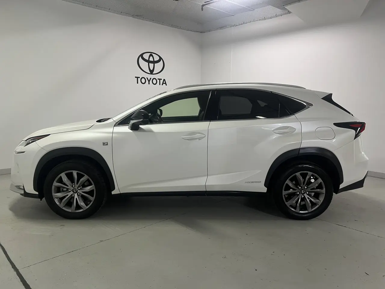 2015 LEXUS NX300H Gallery Image 9