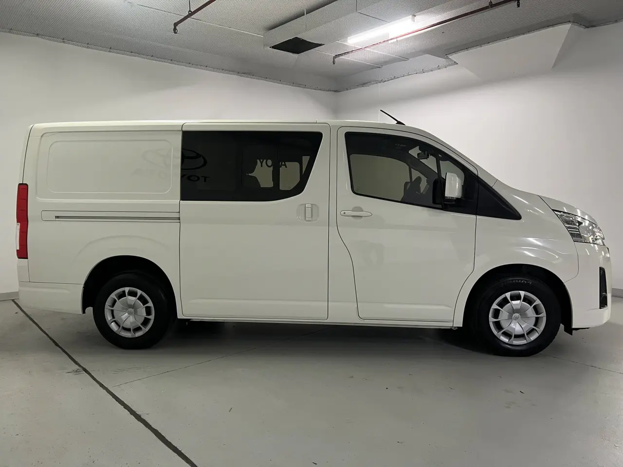 2021 TOYOTA HIACE Gallery Image 4