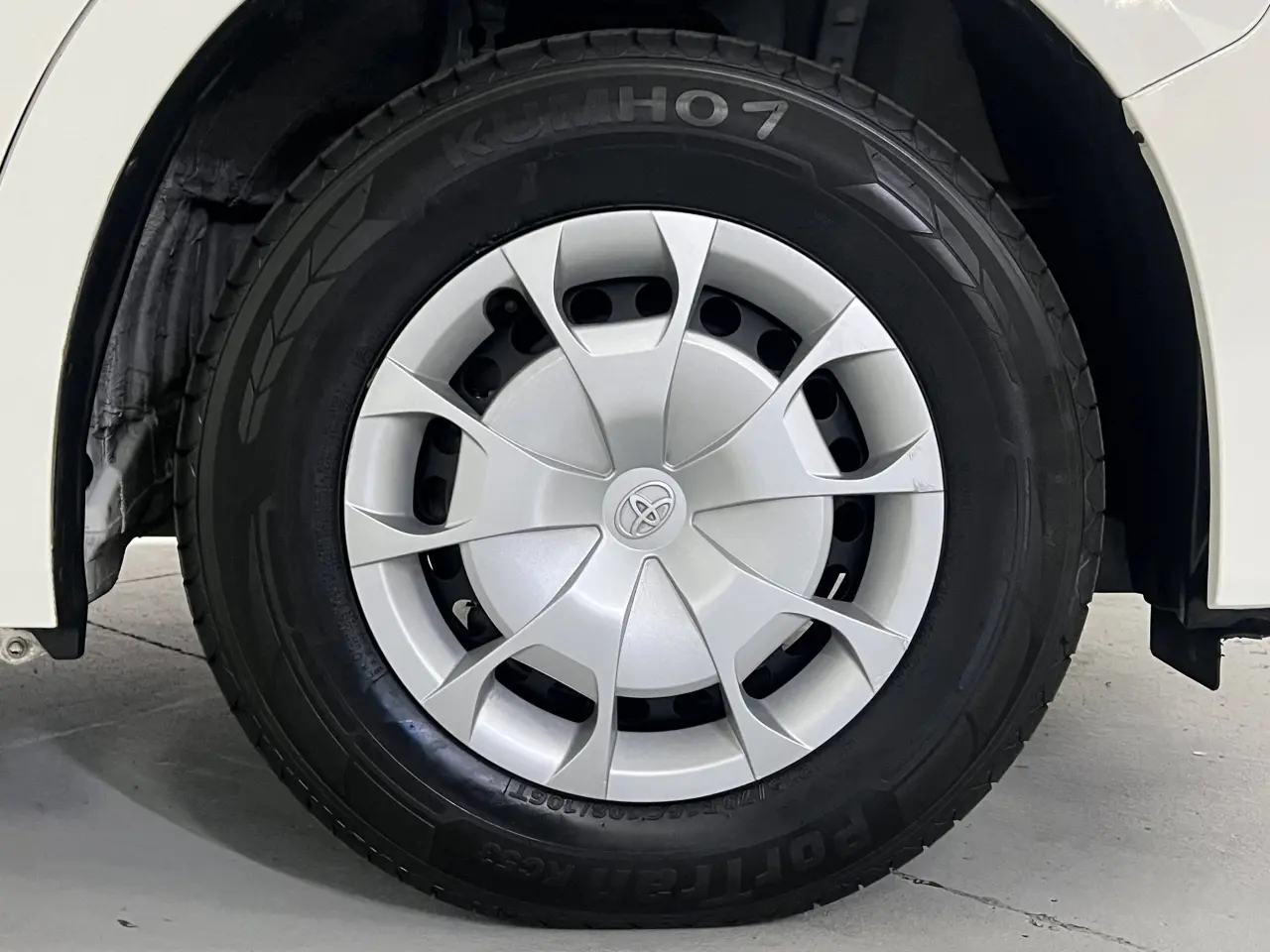 2021 TOYOTA HIACE Gallery Image 5
