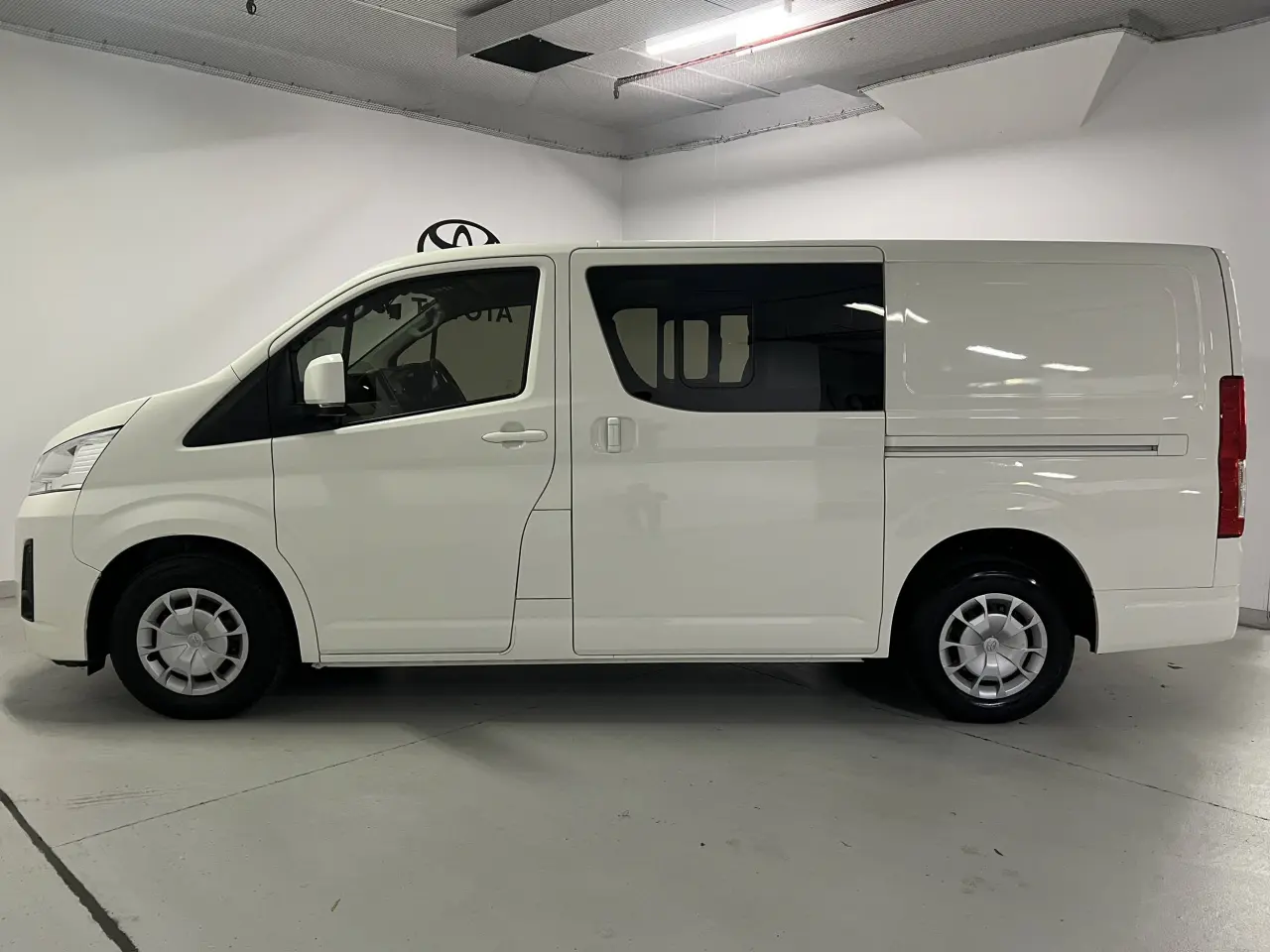 2021 TOYOTA HIACE Gallery Image 9