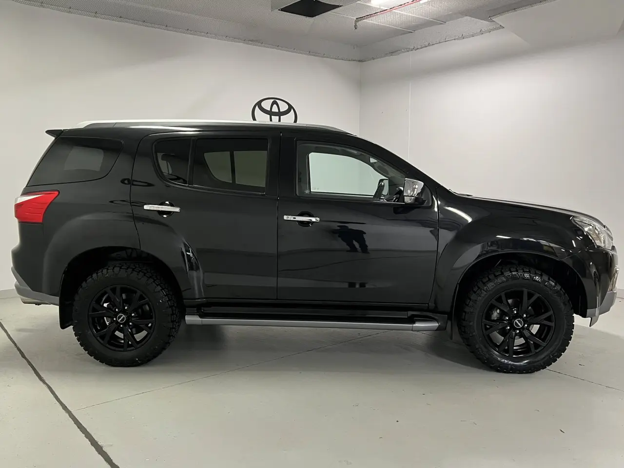 2021 ISUZU MU-X Gallery Image 4