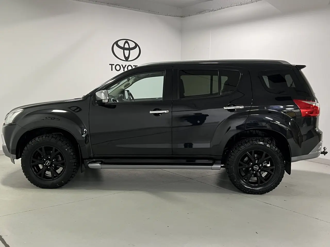2021 ISUZU MU-X Gallery Image 9