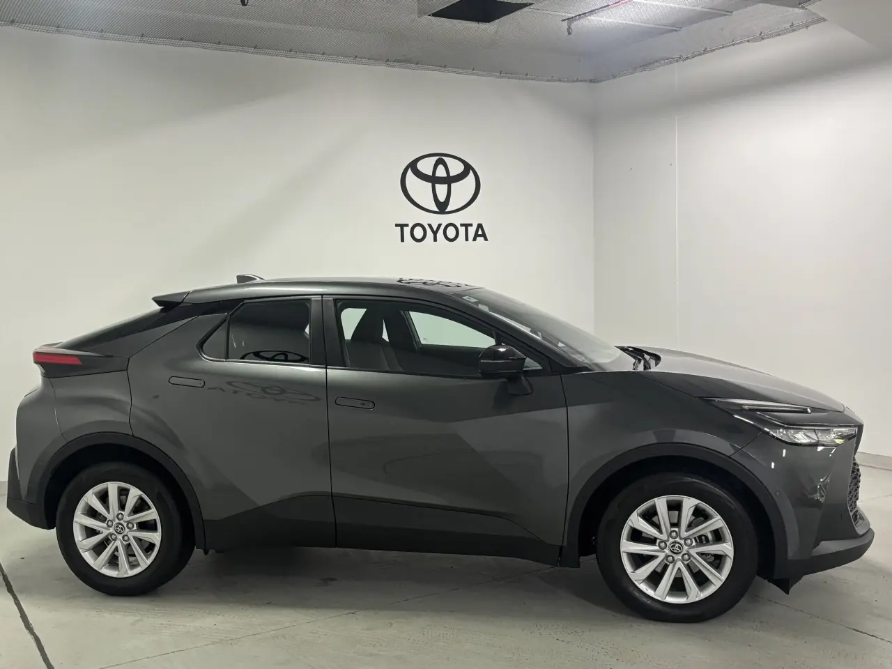 2023 TOYOTA C-HR HYBRID Gallery Image 4
