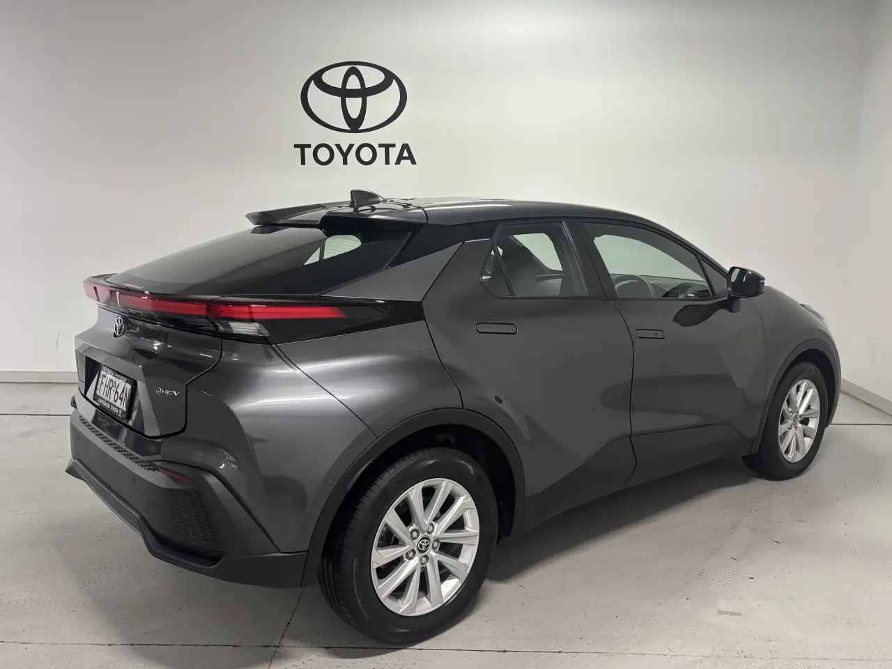 2023 TOYOTA C-HR HYBRID Gallery Image 8