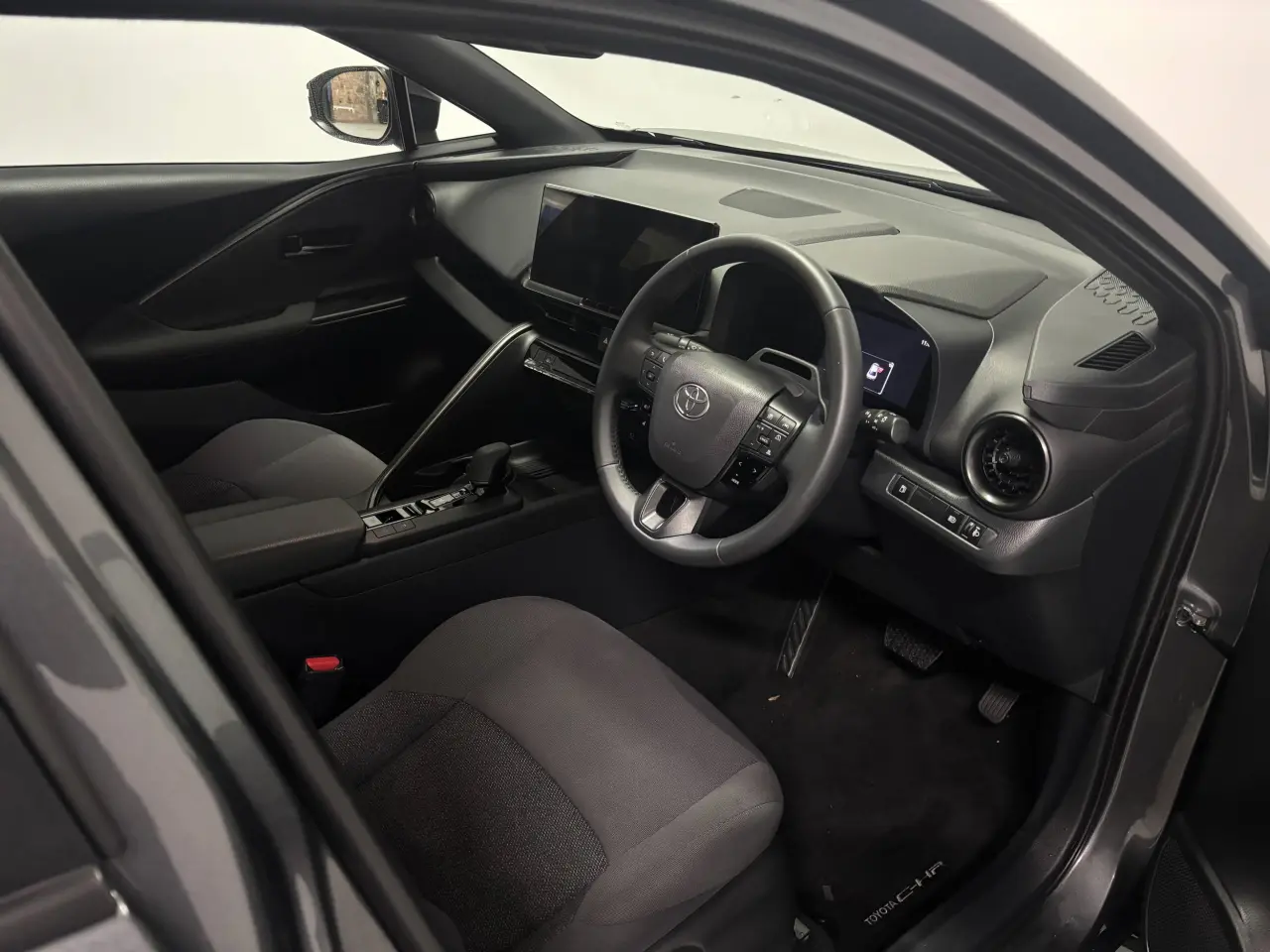 2023 TOYOTA C-HR HYBRID Gallery Image 9