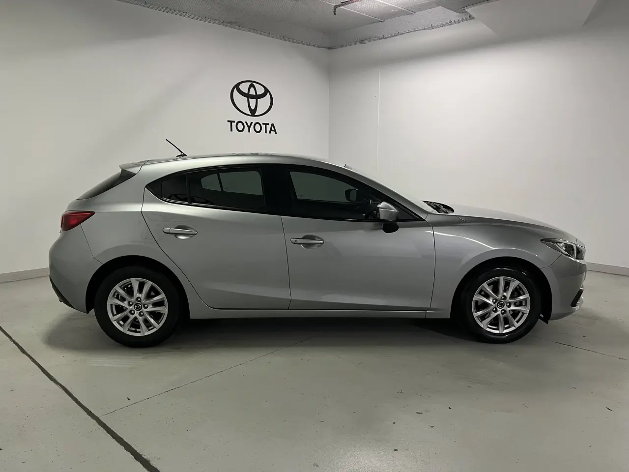 2015 MAZDA MAZDA3 Gallery Image 4