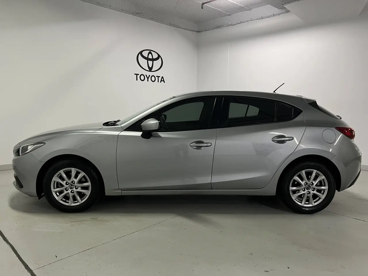 2015 MAZDA MAZDA3 Gallery Image 9