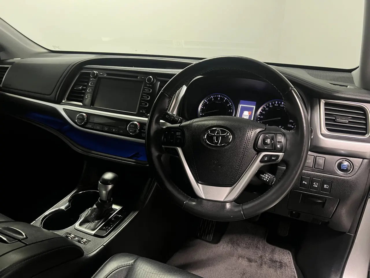 2016 TOYOTA KLUGER Gallery Image 11