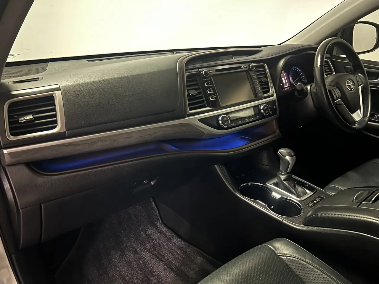 2016 TOYOTA KLUGER Gallery Image 16