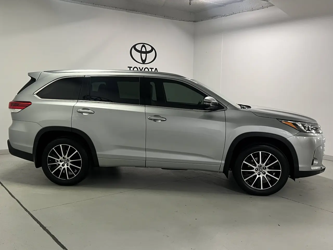 2016 TOYOTA KLUGER Gallery Image 4