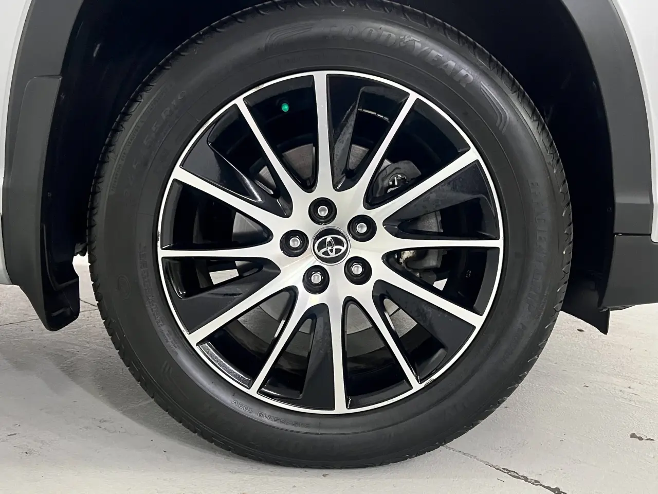 2016 TOYOTA KLUGER Gallery Image 5