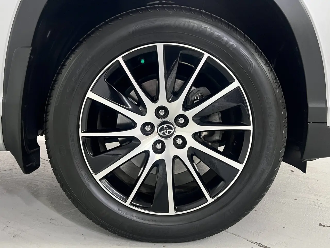 2016 TOYOTA KLUGER Gallery Image 6