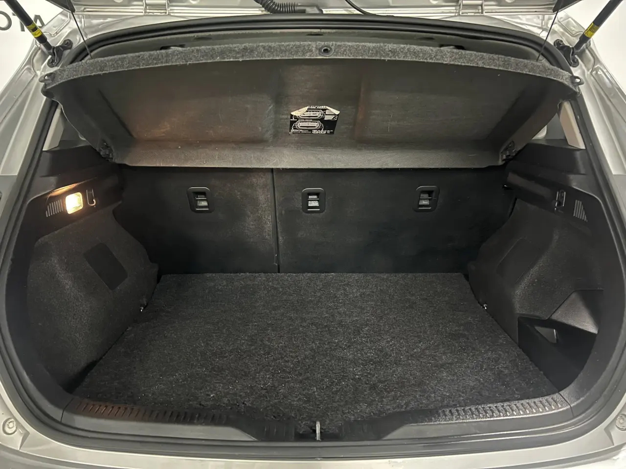 2017 TOYOTA COROLLA Gallery Image 12