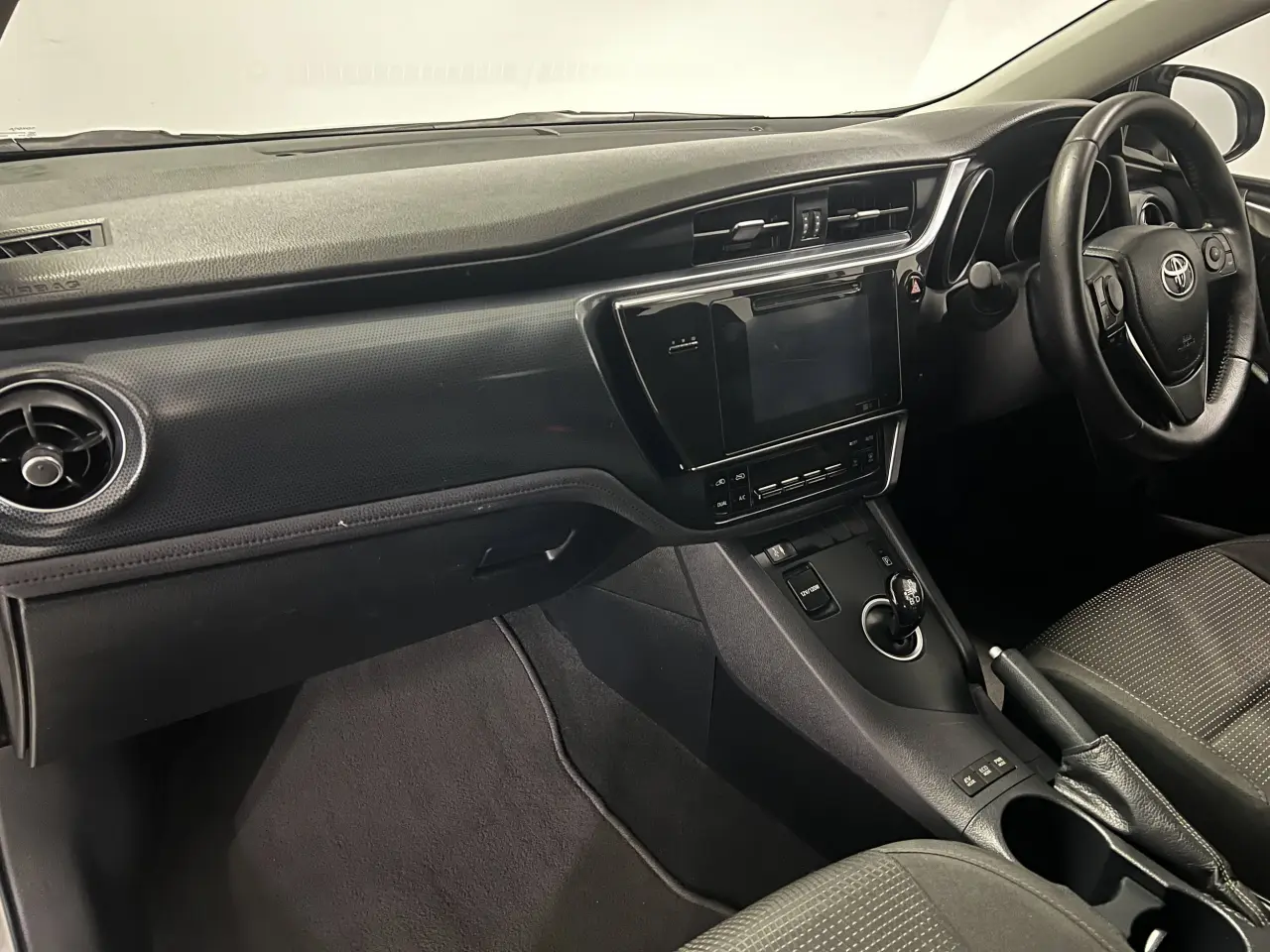 2017 TOYOTA COROLLA Gallery Image 14