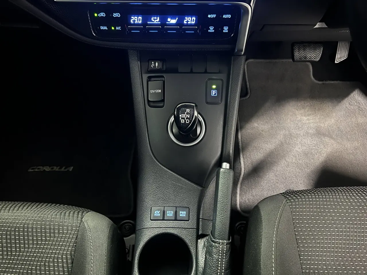 2017 TOYOTA COROLLA Gallery Image 19