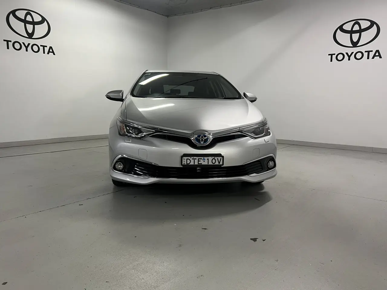 2017 TOYOTA COROLLA Gallery Image 2