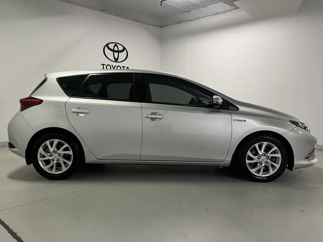 2017 TOYOTA COROLLA Gallery Image 4